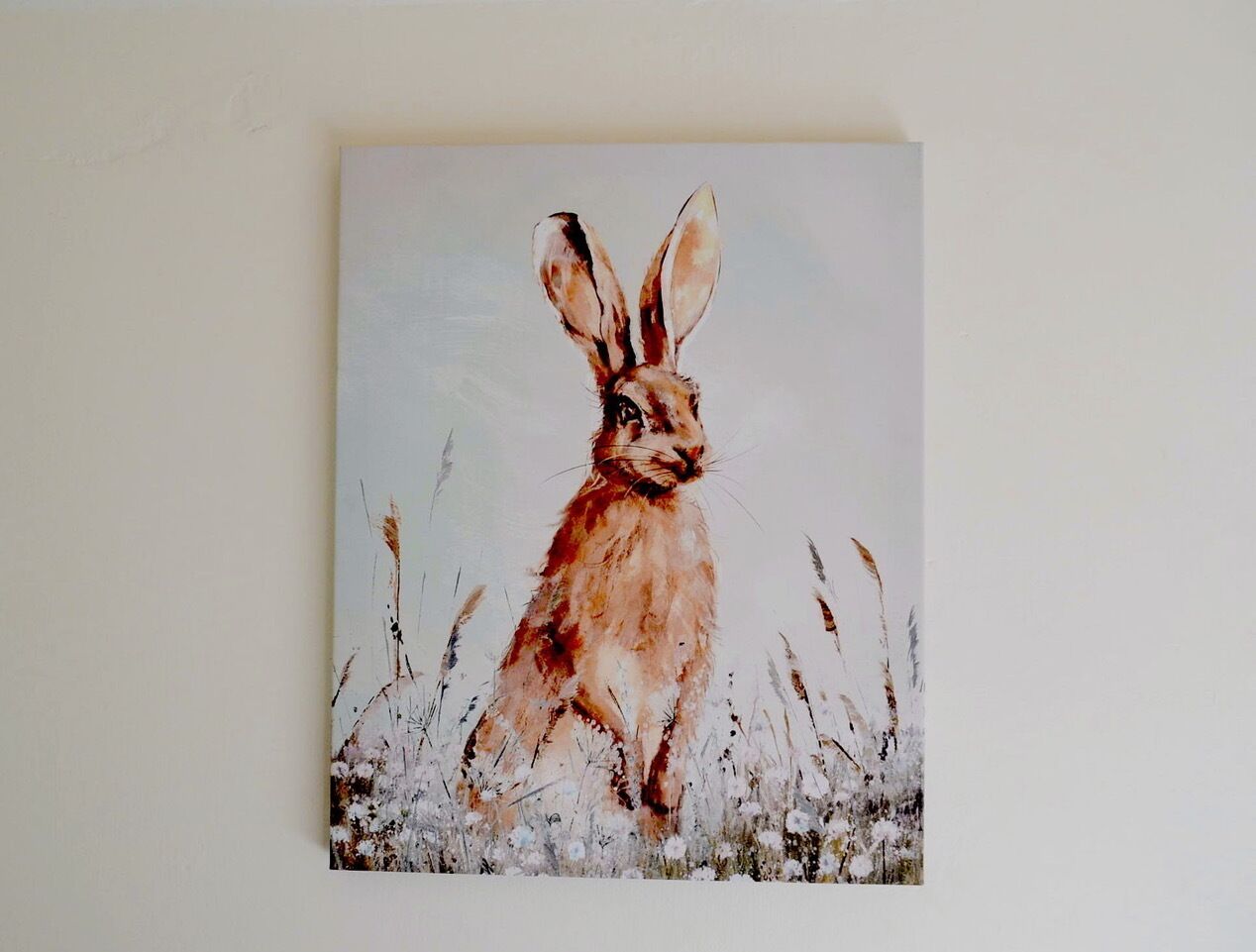 Uma pintura de um coelho em um campo.
