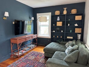 Smart TV, books, stereo, printers - The Bungalow! Charming 2br right in the village of Padanaram in So. Dartmouth (South Dartmouth)