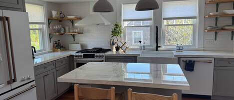 Microondas, horno, placa de cocina, lavavajillas