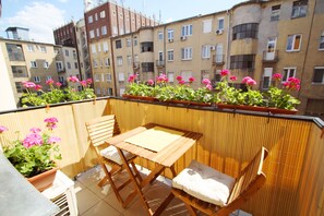 Outdoor dining - Sunny Studio in Party District- Balcony- AC (Budapest)