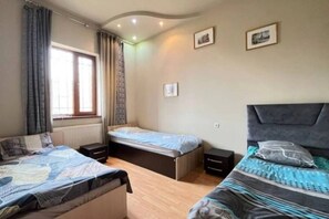 3 chambres, accĂšs Ă Internet, literie fournie