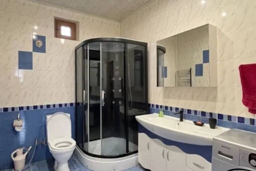 Secador de pelo, toallas, jabón, papel higiénico