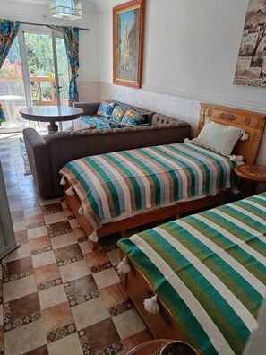 Deluxe Quadruple Room, Lake View | Laptop workspace