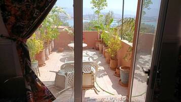 Deluxe vierpersoonskamer, uitzicht op meer | Een laptopwerkplek