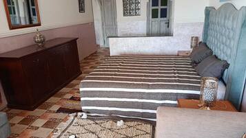Deluxe Quadruple Room, Lake View | Ruang kerja komputer riba
