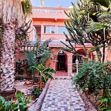 Front of property. TIKI HOUSE