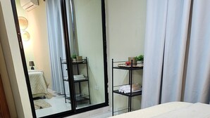 1 habitación, tabla de planchar con plancha, wifi gratis y ropa de cama