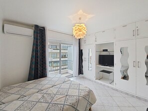 Tabla de planchar con plancha, wifi y ropa de cama 