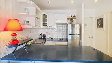 Een koelkast, een microgolfoven, een kookplaat