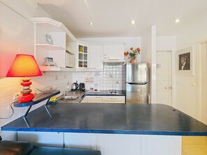 Réfrigérateur, micro-ondes, plaque de cuisson, cafetiÚre/bouilloire