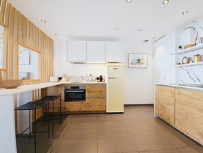 Fridge, oven, stovetop, dishwasher