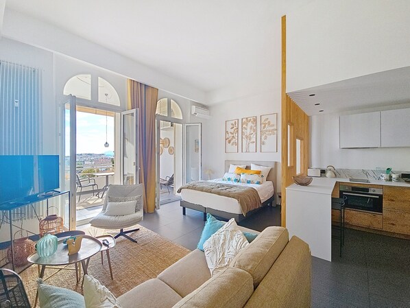 Iron/ironing board, WiFi, bed sheets