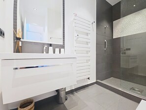 Douche, séchoir à cheveux, serviettes fournies