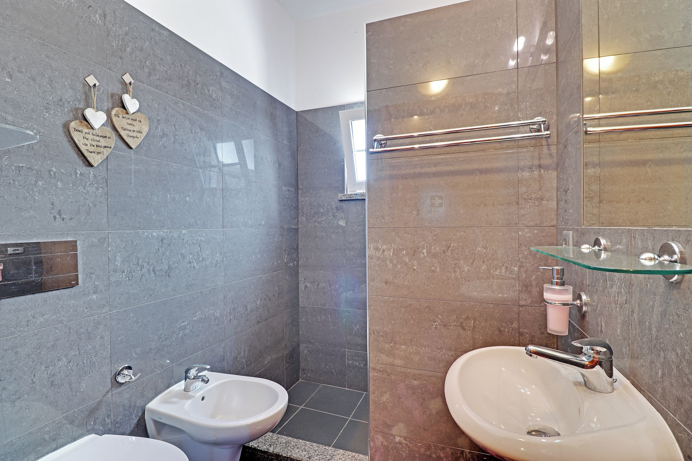 シャワー、ヘアドライヤー、タオル、石鹸