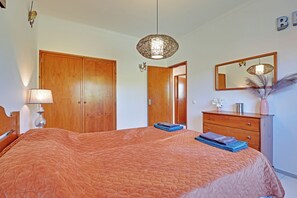 3 bedrooms, iron/ironing board, Internet, bed sheets