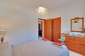 3 عدّة غرف نوم ومكواة/لوح كي وخدمة الإنترنت وملاءات أسرّة