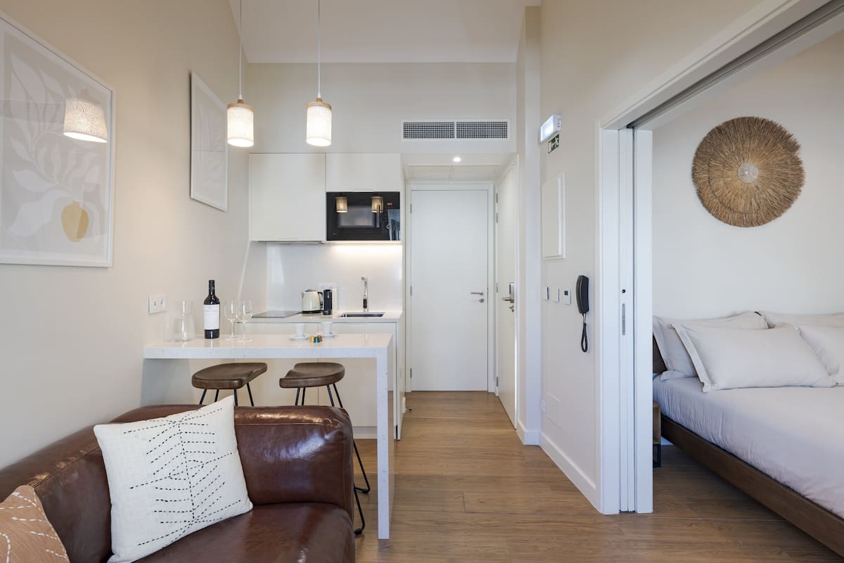 Ein modernes Interieur mit Küche, Essbereich und Schlafzimmer.