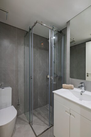 Shower, rainfall showerhead, hair dryer, towels - Ponto Alto Hotel (Lisbon)