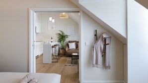 Un interior moderno con una escalera, un comedor y un espacio de sala.