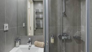 Douche, douche à « effet pluie », sÚche-cheveux, serviettes fournies