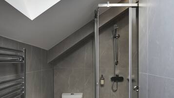 Appartement | Salle de bain | Douche, douche à « effet pluie », sÚche-cheveux, serviettes fournies
