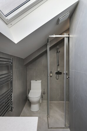 Apartamento | Baño | Ducha, cabezal de ducha tipo lluvia, secador de pelo y toallas