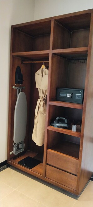 Lockers - Maira Serai (Baihar)
