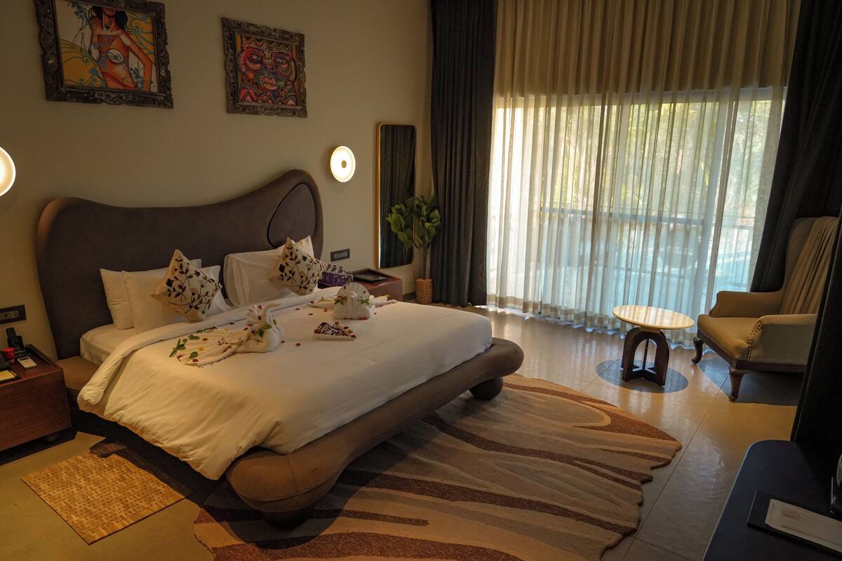 Premium Villa | Premium bedding, in-room safe, desk, laptop workspace