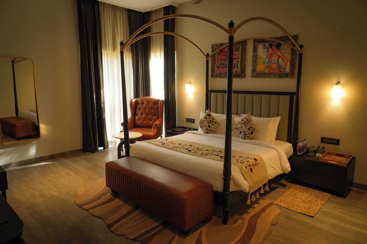 Luxury Villa | Premium bedding, in-room safe, desk, laptop workspace