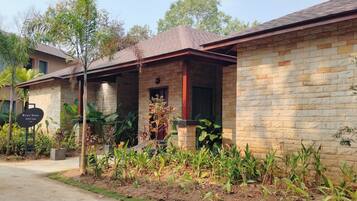 Premium bedding, in-room safe, individually decorated