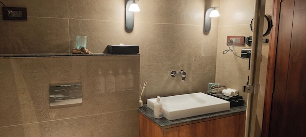Standard Single Room | Bathroom | Shower, rainfall showerhead, free toiletries, hair dryer