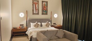 Suite – premium, balkong, elveutsikt | Sengetøy av topp kvalitet, safe på rommet og individuelt dekorert