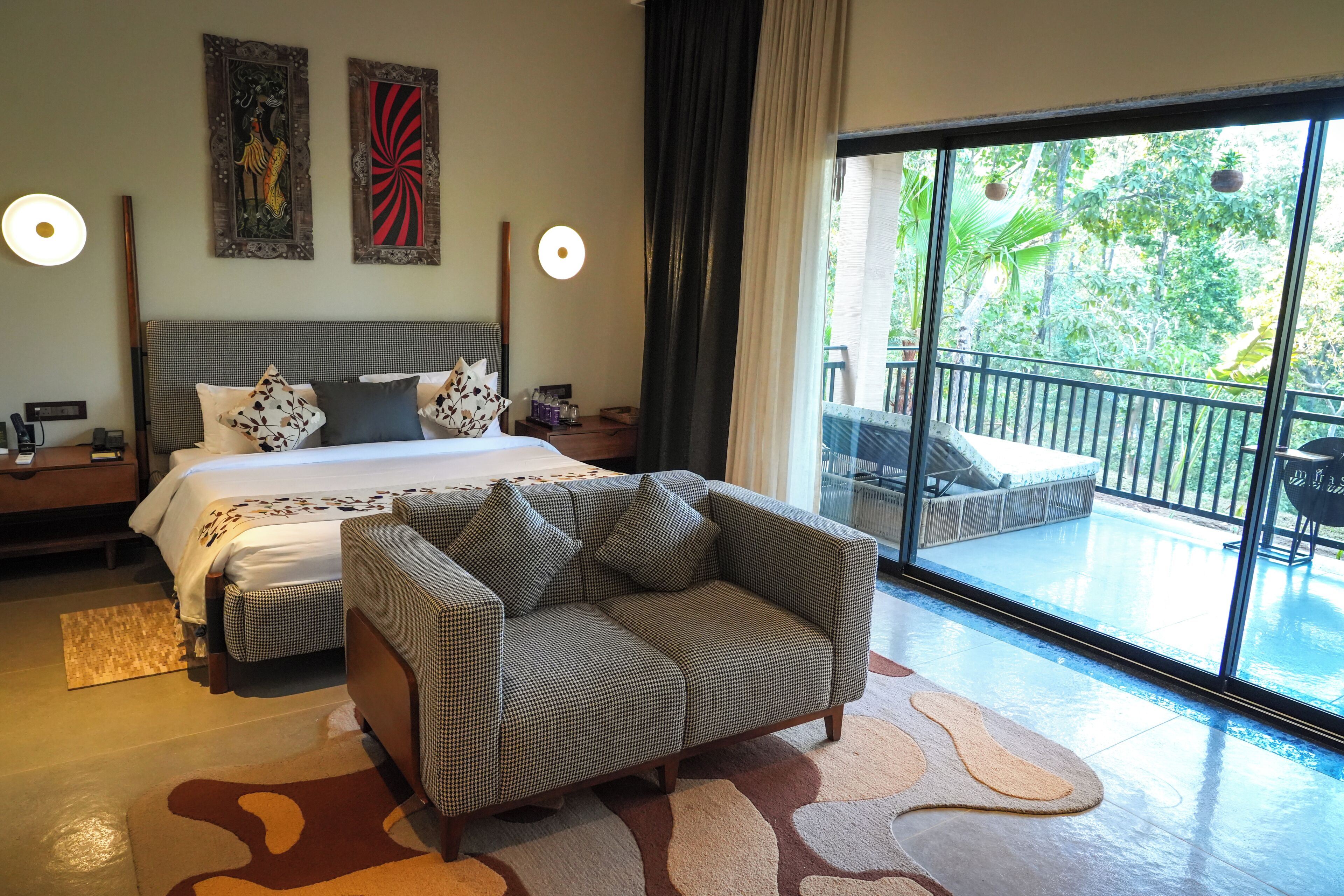 Premium bedding, in-room safe, individually decorated