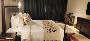 أغطية فراش متميزة وخزنة داخل الغرفة وبديكورات فريدة لكل غرفة