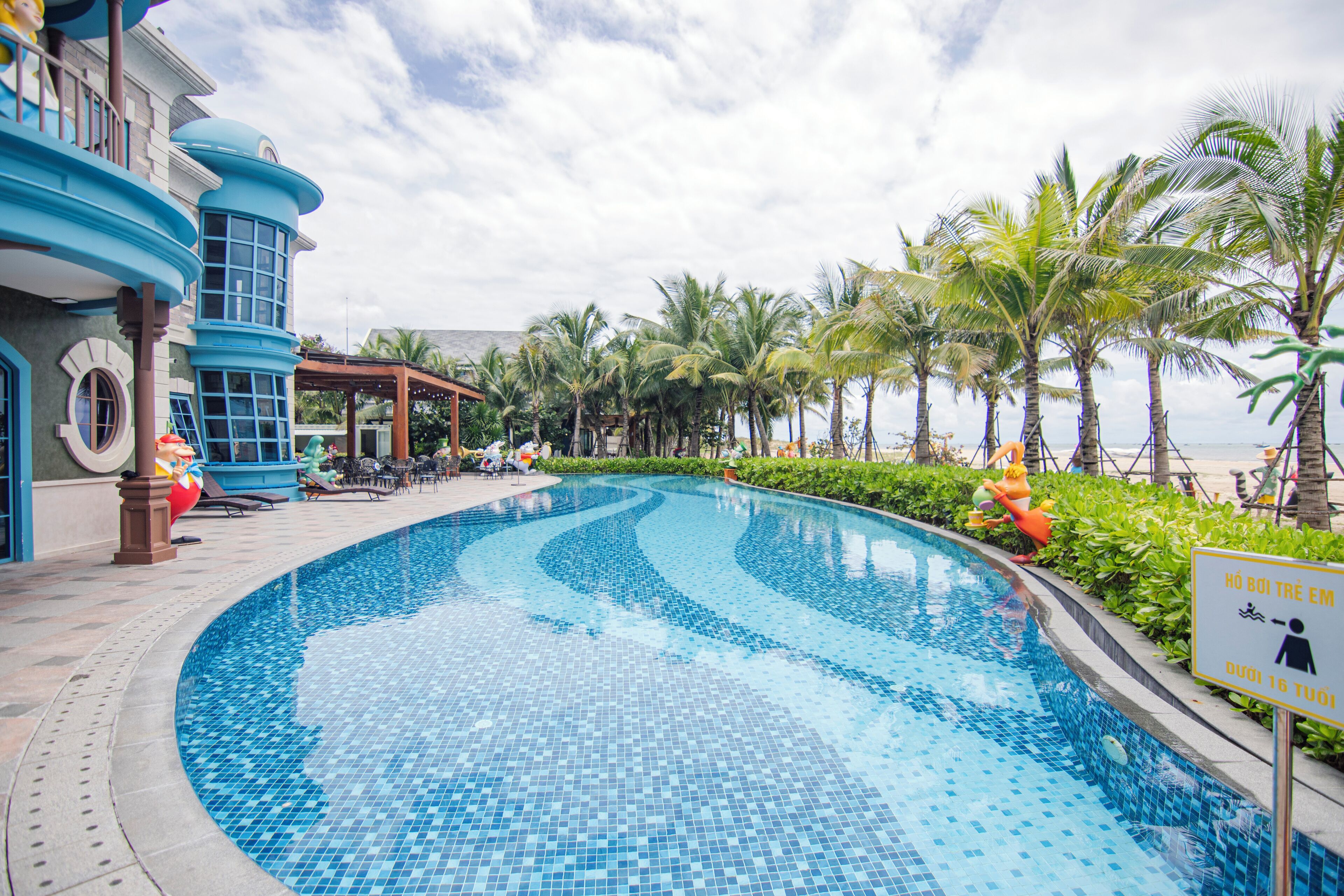 Een buitenzwembad en redders ter plaatse