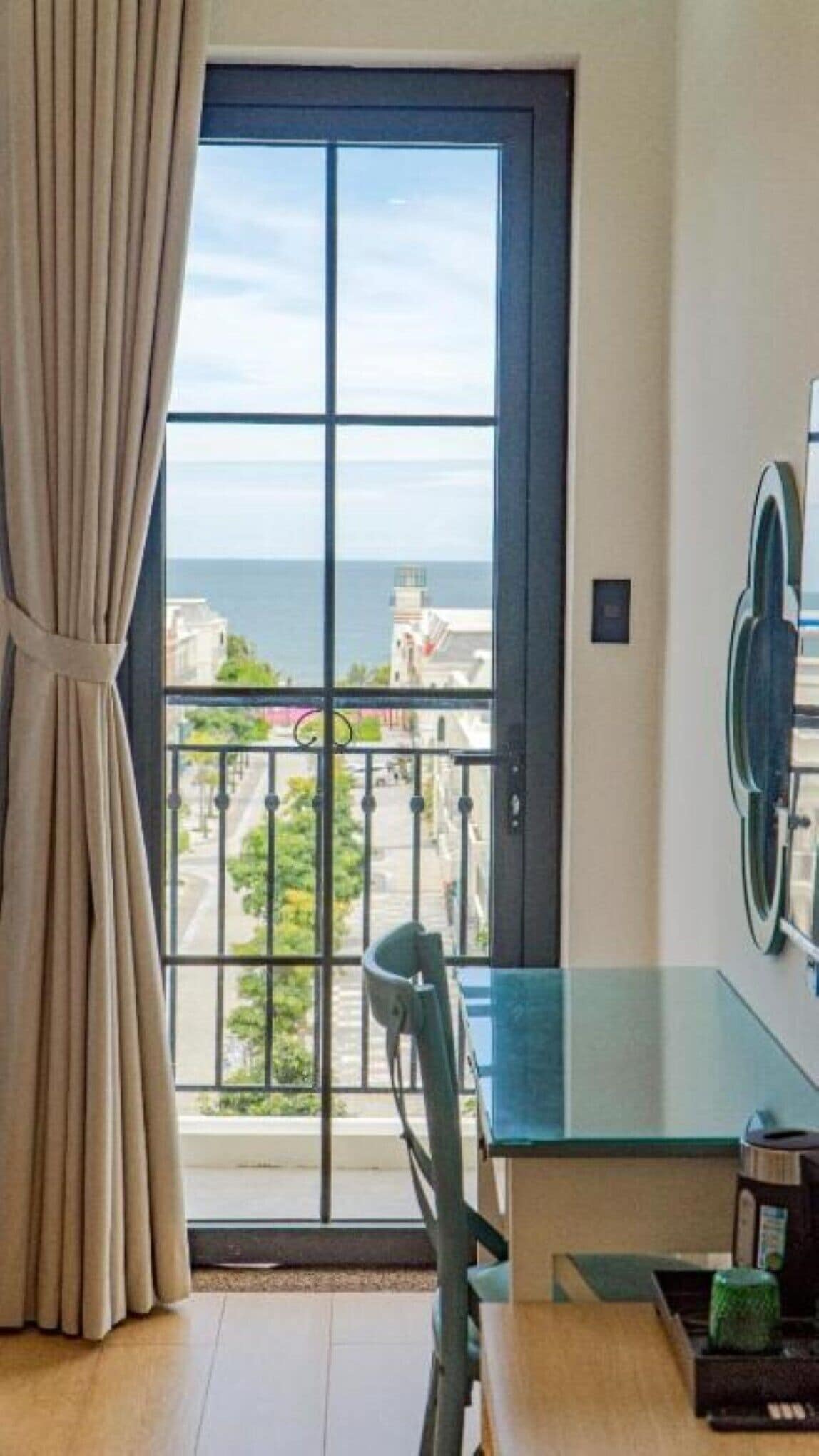 Familiekamer, uitzicht op zee | Verduisterende gordijnen, een strijkplank/strijkijzer, gratis wifi