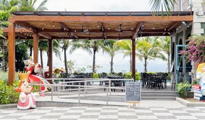 Poolside bar