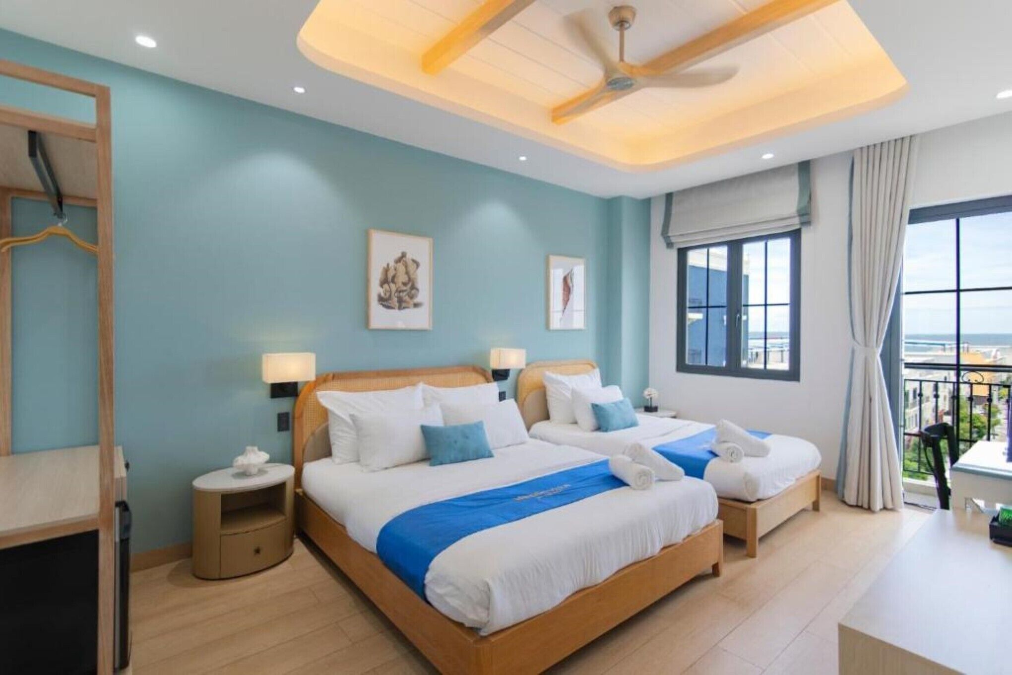 Phòng dành cho gia đình, quang cảnh biển | Màn/rèm cản sáng, bàn ủi/dụng cụ ủi quần áo 