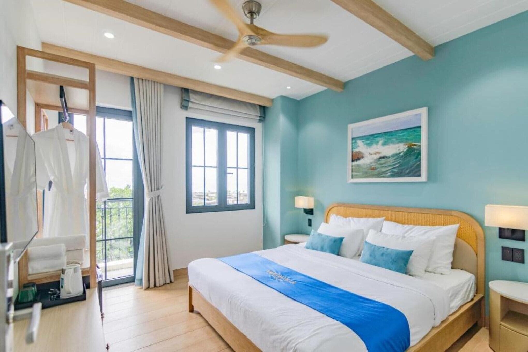 Verduisterende gordijnen, een strijkplank/strijkijzer, gratis wifi