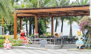 Poolside bar
