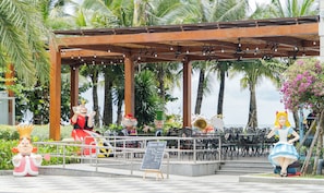 Poolside bar