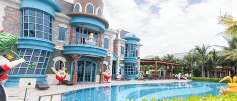 Utomhuspool med öppettider 08.00 till 18.00, och livvakter på plats