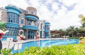 Outdoor pool, open 8:00 AM to 6:00 PM, lifeguards on site