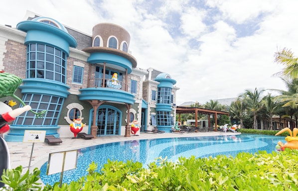 Una piscina al aire libre, socorrista en las instalaciones