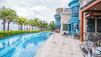 Una piscina al aire libre, guardavidas en la propiedad
