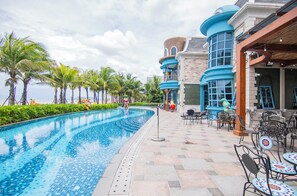 Una piscina al aire libre, guardavidas en la propiedad