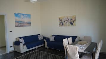 Casa, 2 habitaciones, balcón, vista a la ciudad | Área de sala de estar