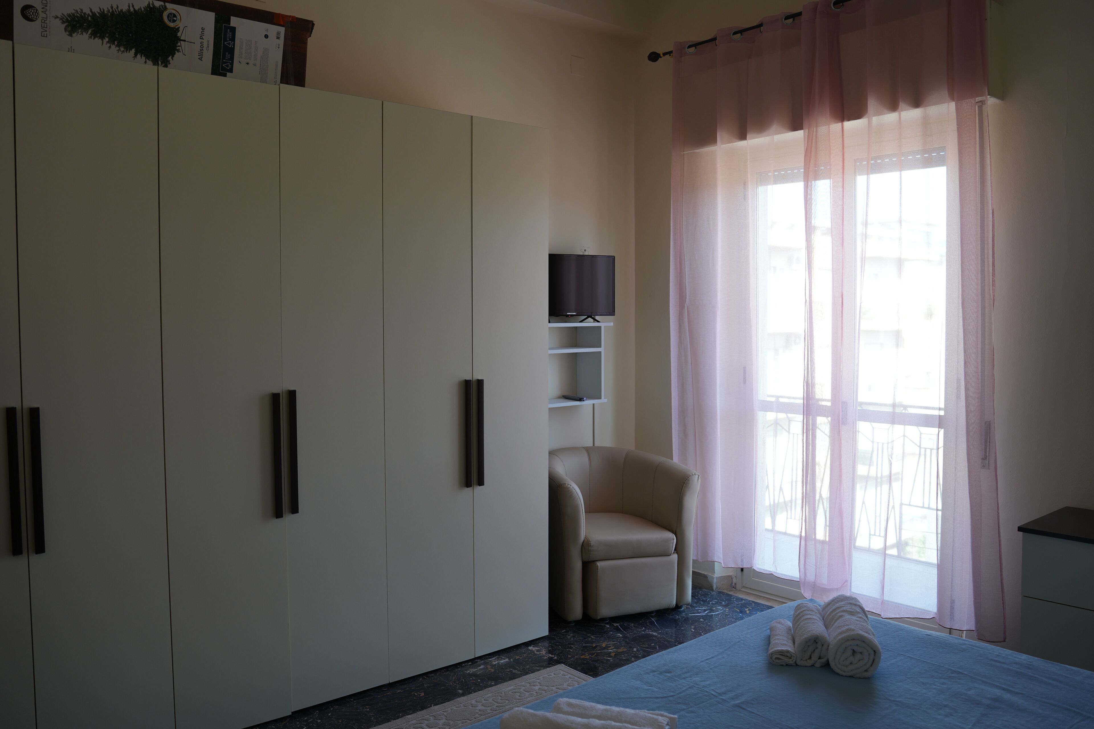 Hochwertige Bettwaren, Daunenbettdecken, Verdunkelungsvorhänge