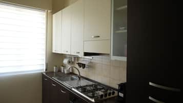 Full-size fridge, microwave, oven, stovetop