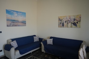 House, 2 Bedrooms, Balcony, City View | Ruang tamu